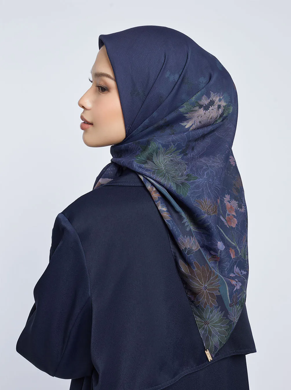 HARUNA FLOWERS SIGNATURE SCARF MIDNIGHT
