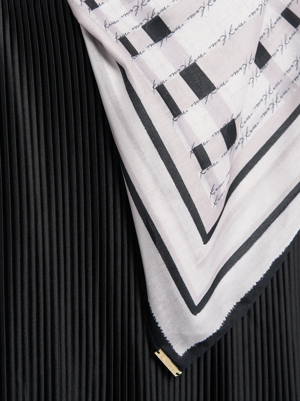 MONO RIDDLE SIGNATURE SCARF OYSTER BEIGE